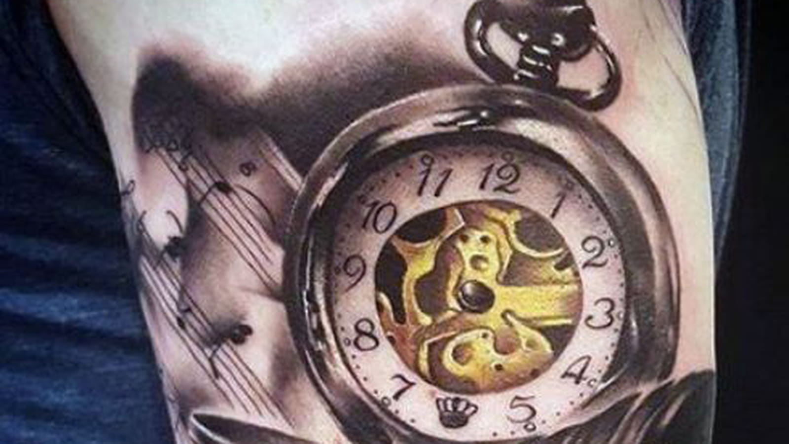 Horloge, plume et notes de musique sur le bras