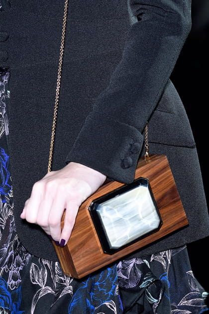 La minaudi&egrave;ere en bois et pierre du d&eacute;fil&eacute; Emanuel Ungaro