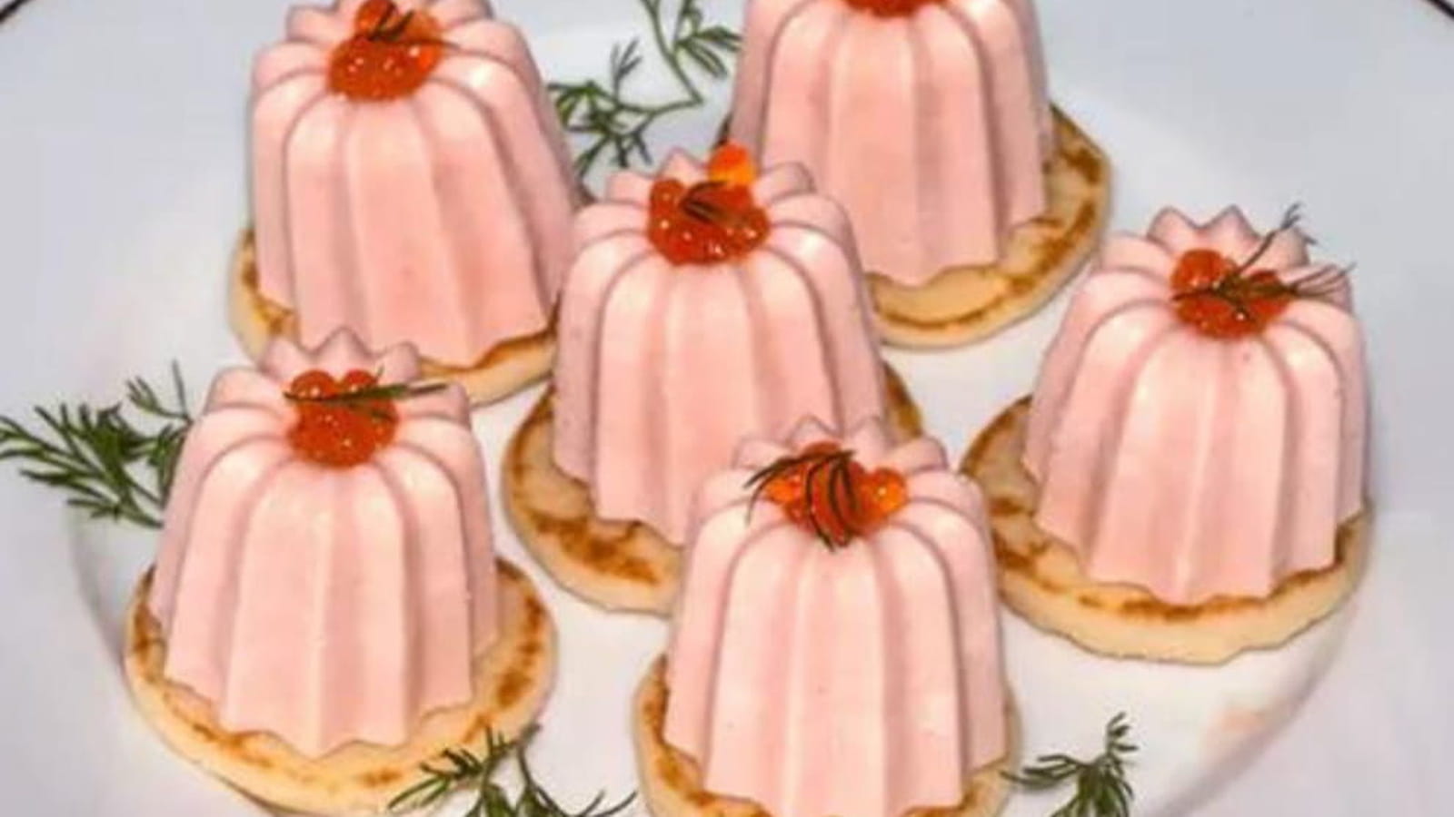 Minis cannelés à la truite fumée sur blinis