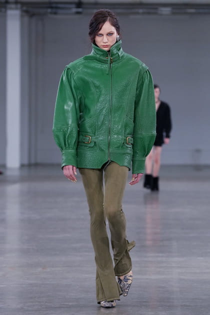 Veste en cuir verte oversize et pantalon kaki aper&ccedil;us sur le d&eacute;fil&eacute; Knwls