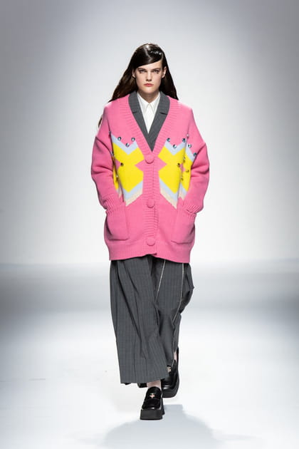 Gilet rose, bleu et jaune et robe grise aper&ccedil;us sur le d&eacute;fil&eacute; Vivetta