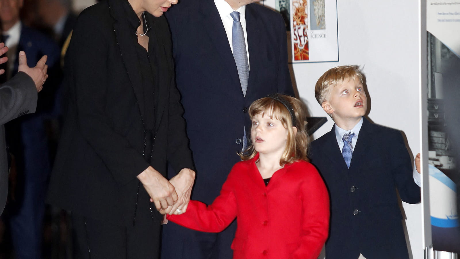 En famille devant l'exposition