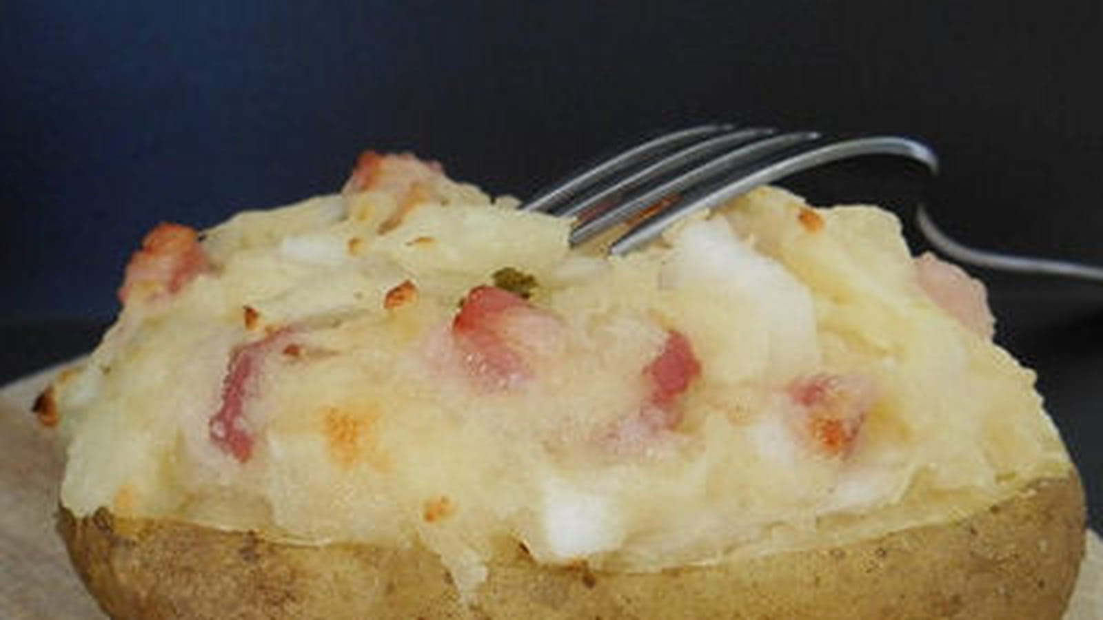 Pommes de terre farcies aux lardons et fromage