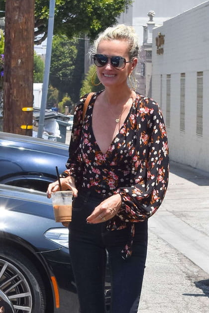 L&aelig;ticia Hallyday en chemisier au d&eacute;collet&eacute; en V et lunettes de soleil aviateur