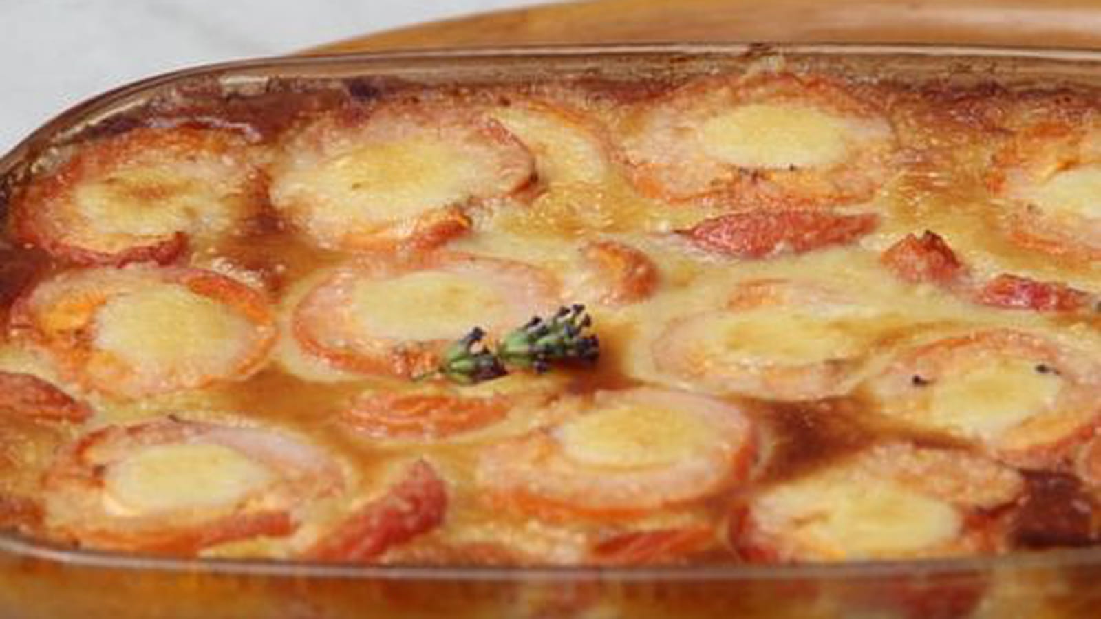 Clafoutis aux abricots, miel de lavande et crème d'amandes