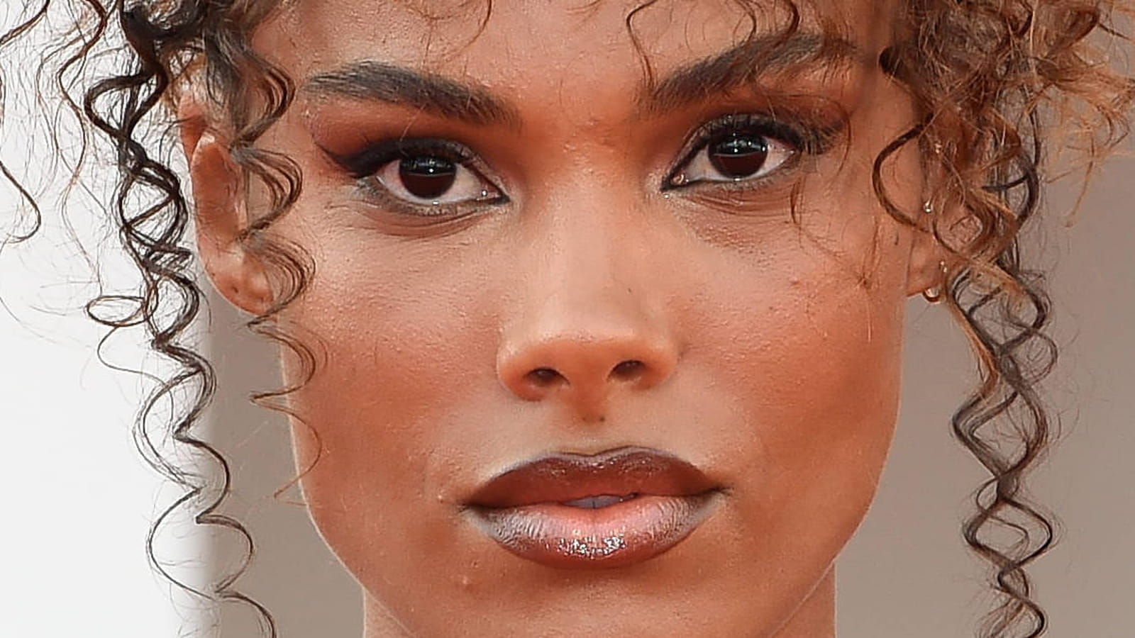 Tina Kunakey dans son look beauté glamour