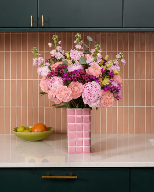 Des jolies fleurs oui, mais pas sans un vase super tendance&nbsp;!