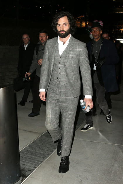 Penn Badgley en costume trois pi&egrave;ces gris &agrave; carreaux au d&eacute;fil&eacute; Thom Browne