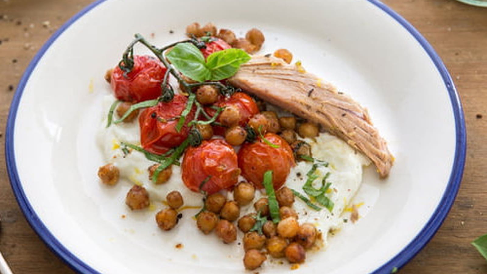 Thon au basilic, tomates et pois chiches rôtis, crème de ricotta