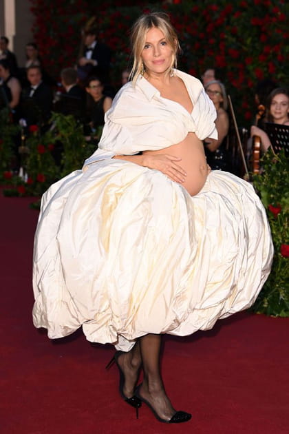 Sienna Miller en ensemble XXL ivoire