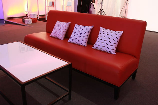 Un canapé aux couleurs des bouteilles