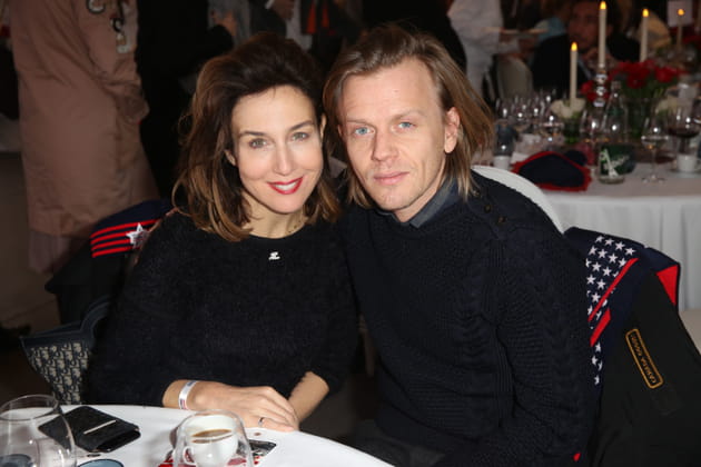 Elsa Zylberstein et Alex Lutz, complices au dîner du Grand Prix d'Amérique