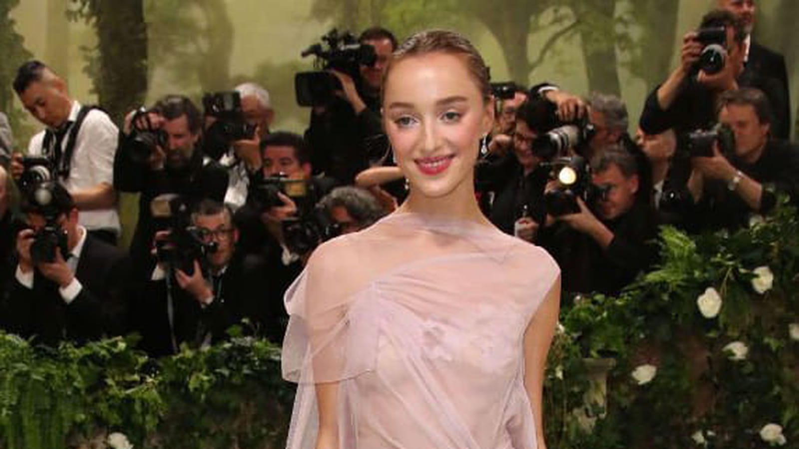 Phoebe Dynevor en Victoria Beckham