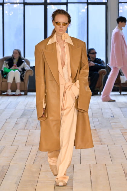 Costume pastel et trench en cuir aper&ccedil;us sur le d&eacute;fil&eacute; Sportmax