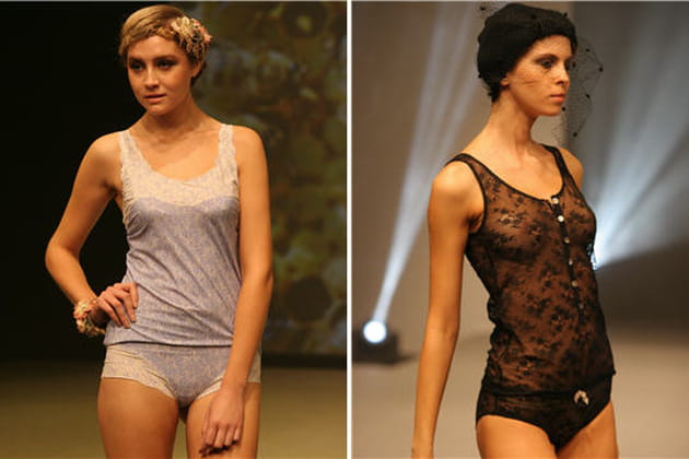 Ensemble bleu et blanc d'Embrace et d&eacute;bardeur et culotte en dentelle de Punto Blanco