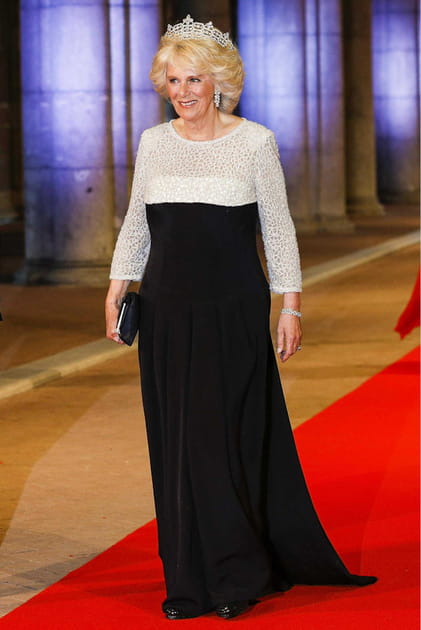 Camilla Parker-Bowles en robe longue bicolore et pochette noire