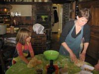 perrine et sa fille cuisinent ensemble.
