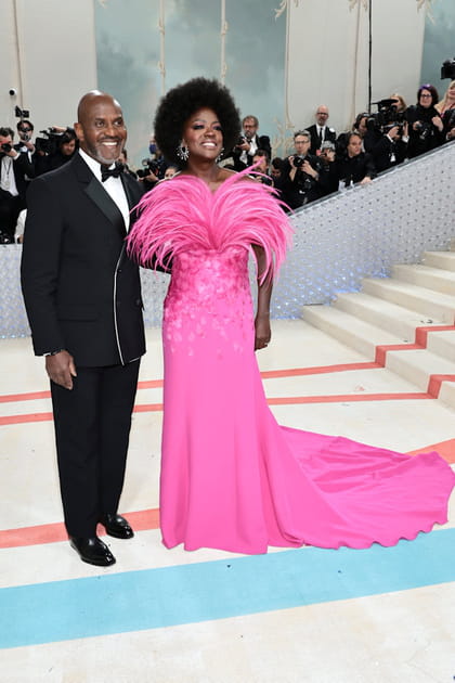 Viola Davis en robe rose Valentino et Julius Tennon en costume noir Valentino