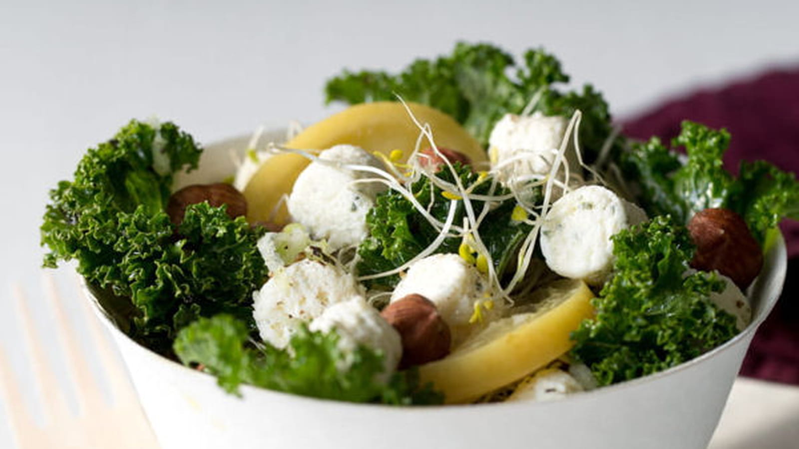 Salade de kale aux billes de fromage