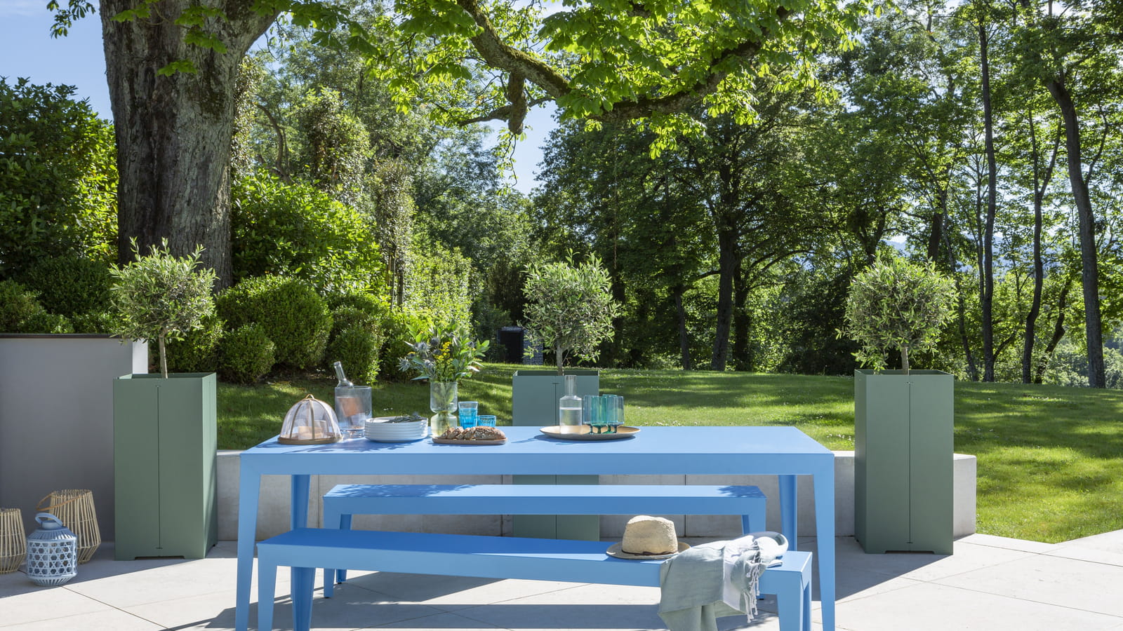 Salle à manger en métal coloré