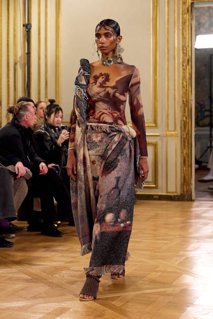 Longue jupe &agrave; franges et top &agrave; imprim&eacute; arty aper&ccedil;us&nbsp;sur le d&eacute;fil&eacute; Rokh