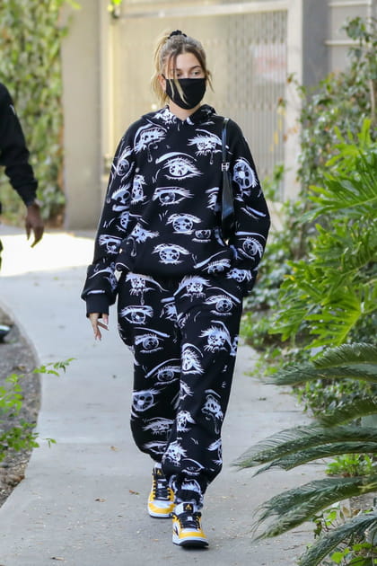 Hailey Baldwin en total look imprimé