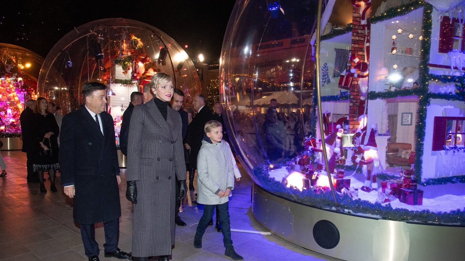 La famille admire les décorations