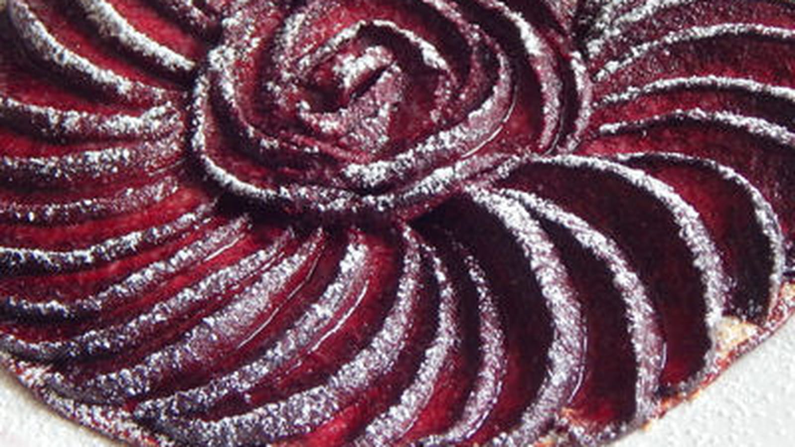 Tortilla-tarte fine aux pêches de vigne rouges
