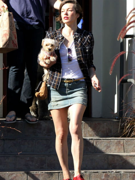 Milla Jovovich et son petit chien