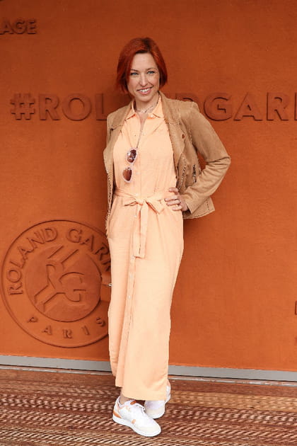 Natasha St-Pier en combinaison orange pastel et veste camel
