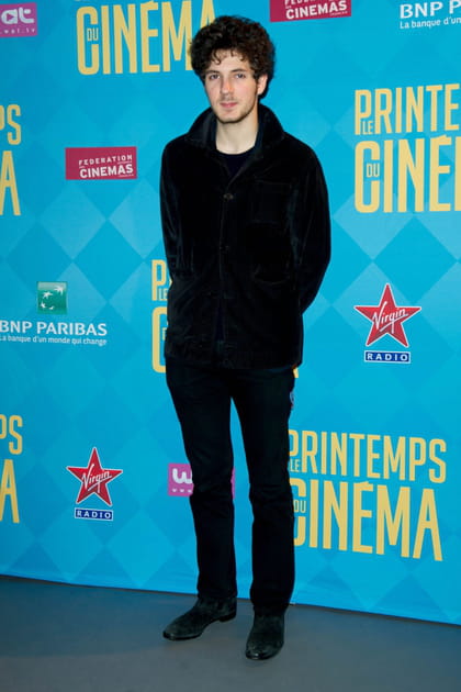 Vincent Lacoste en total look noir