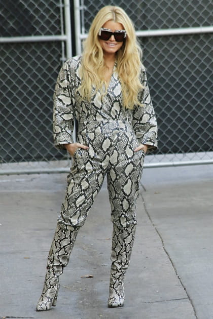 Jessica Simpson en ensemble serpent