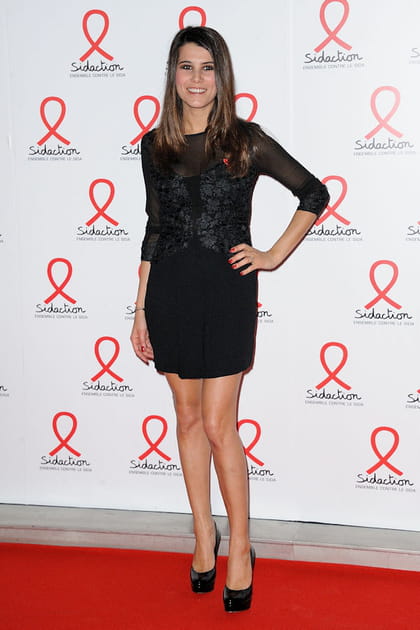 Karine Ferri en petite robe noire semi-transparente et escarpins vernis