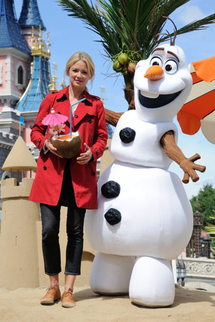 Virginie Efira en caban rouge et jean 7/8&egrave;me noir