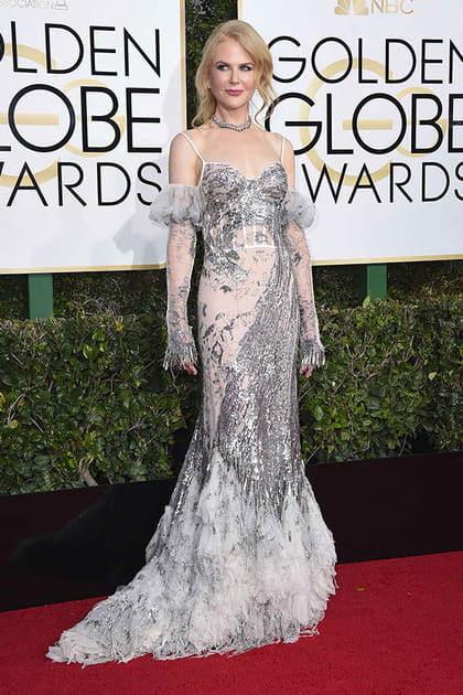 Nicole Kidman en robe longue brodée de sequins argentés