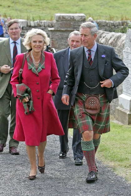 Camilla Parker-Bowles en manteau rouge et revers &agrave; carreaux