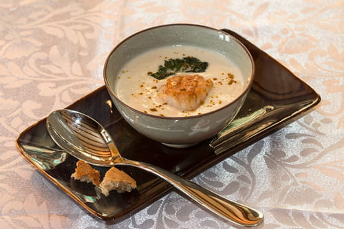 Saint-Jacques rôties, velouté de topinambours et lait coco-curry