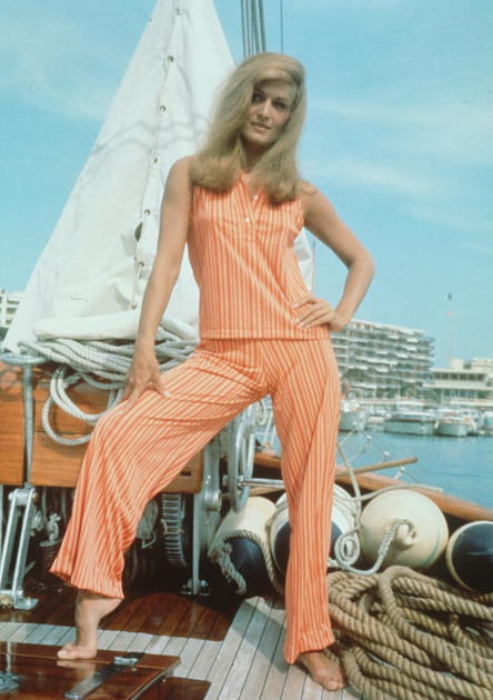 Dalida en ensemble top/pantalon à rayures