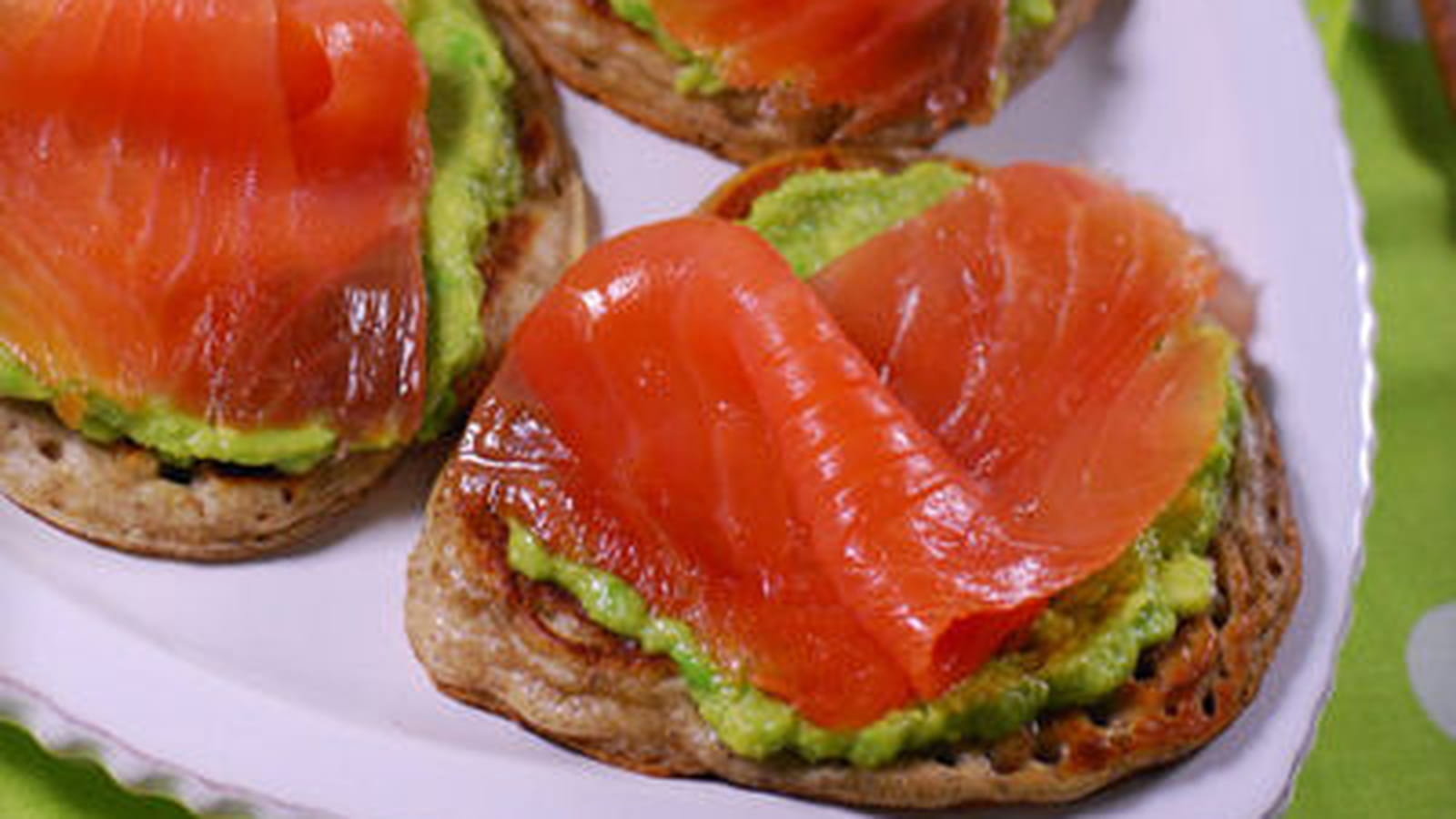 Blinis au blé noir, avocat et saumon