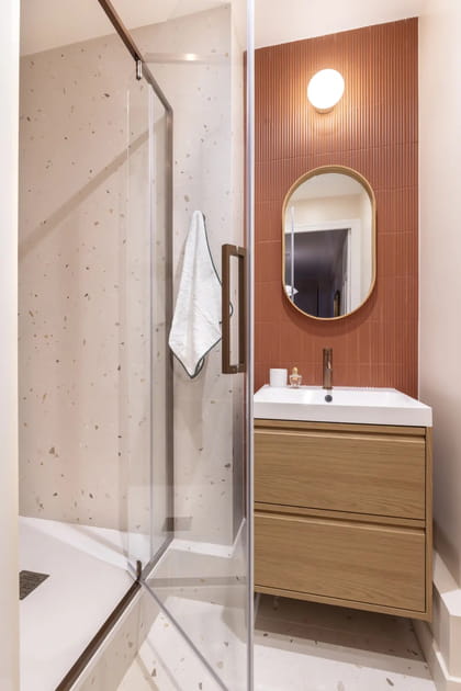 Du bois et une couleur chaleureuse pour une salle de bains agr&eacute;able