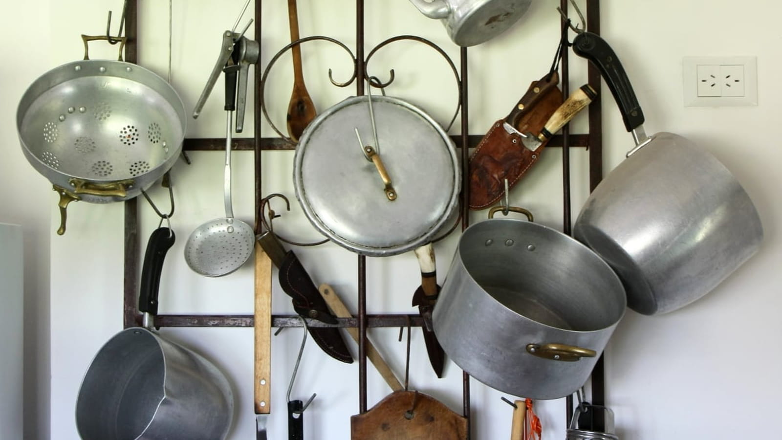 casseroles et ustensiles suspendus