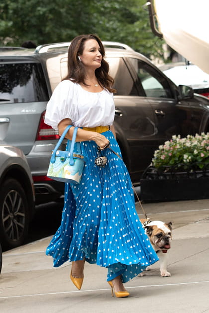 Charlotte York en haut &agrave; manches bouffantes Stella McCartney et jupe midi en cr&ecirc;pe Balenciaga