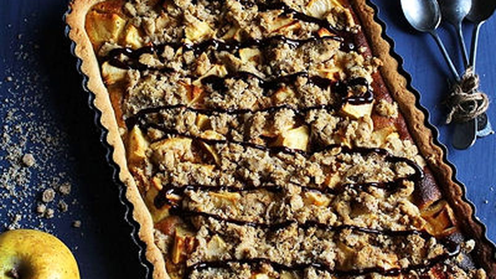 Tarte aux pommes, crème amandine au caramel, crumble de noisettes