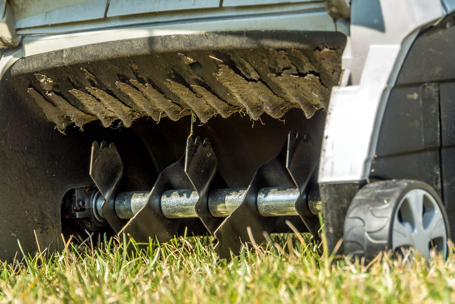 Scarifier une pelouse