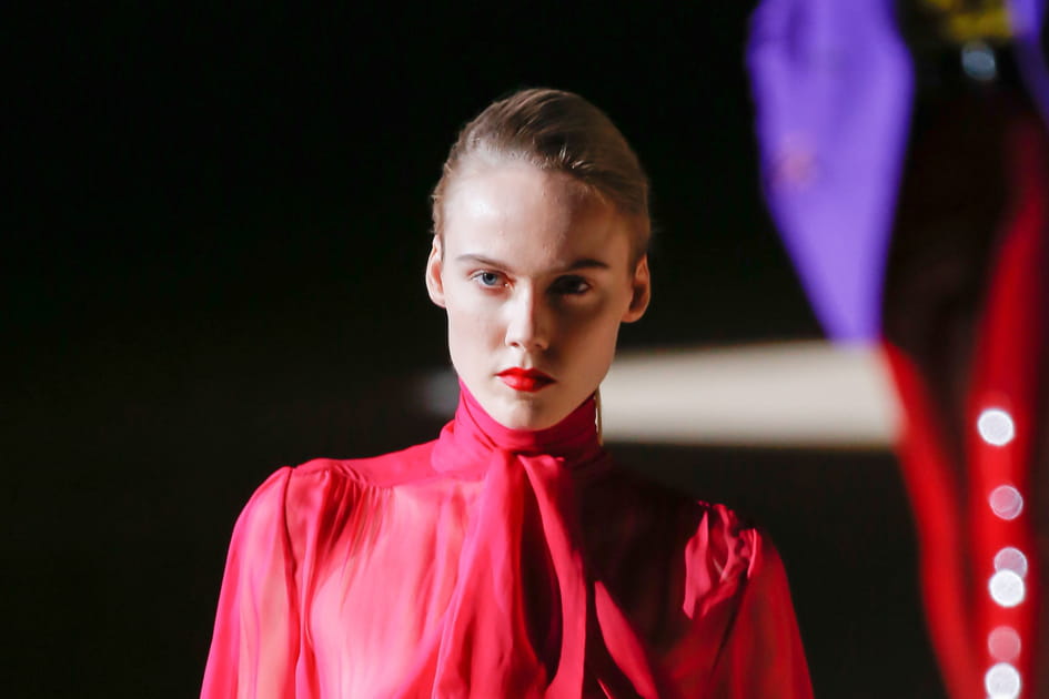 La bouche rouge avec le teint nude