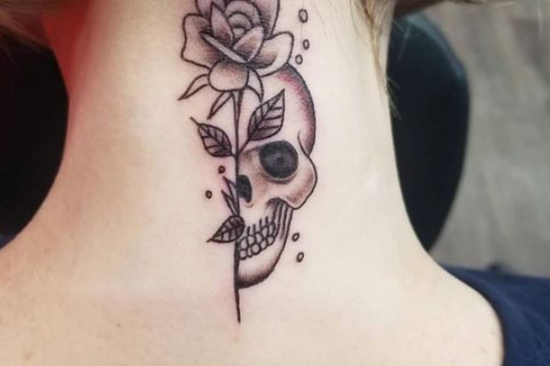 Demi tête de mort et rose sur la nuque