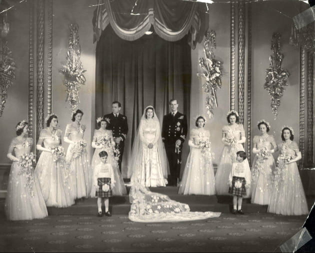 La princesse Elizabeth avec ses dames d'honneur et le duc d'Edimbourg