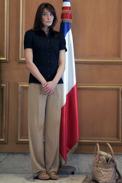 Carla Bruni en polo noir et pantalon en lin