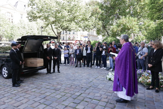 Obsèques de Philippe Labro : Sophie Davant au bras de William Leymergie, Læticia Hallyday, Pascal Praud... les VIP réunies [PHOTOS]