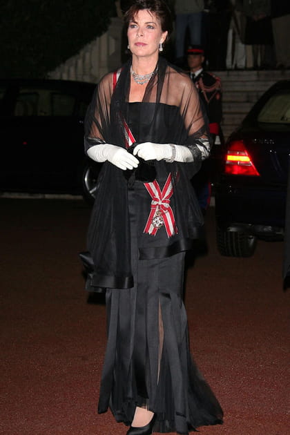 Caroline de Monaco en robe noire et ch&acirc;le transparent